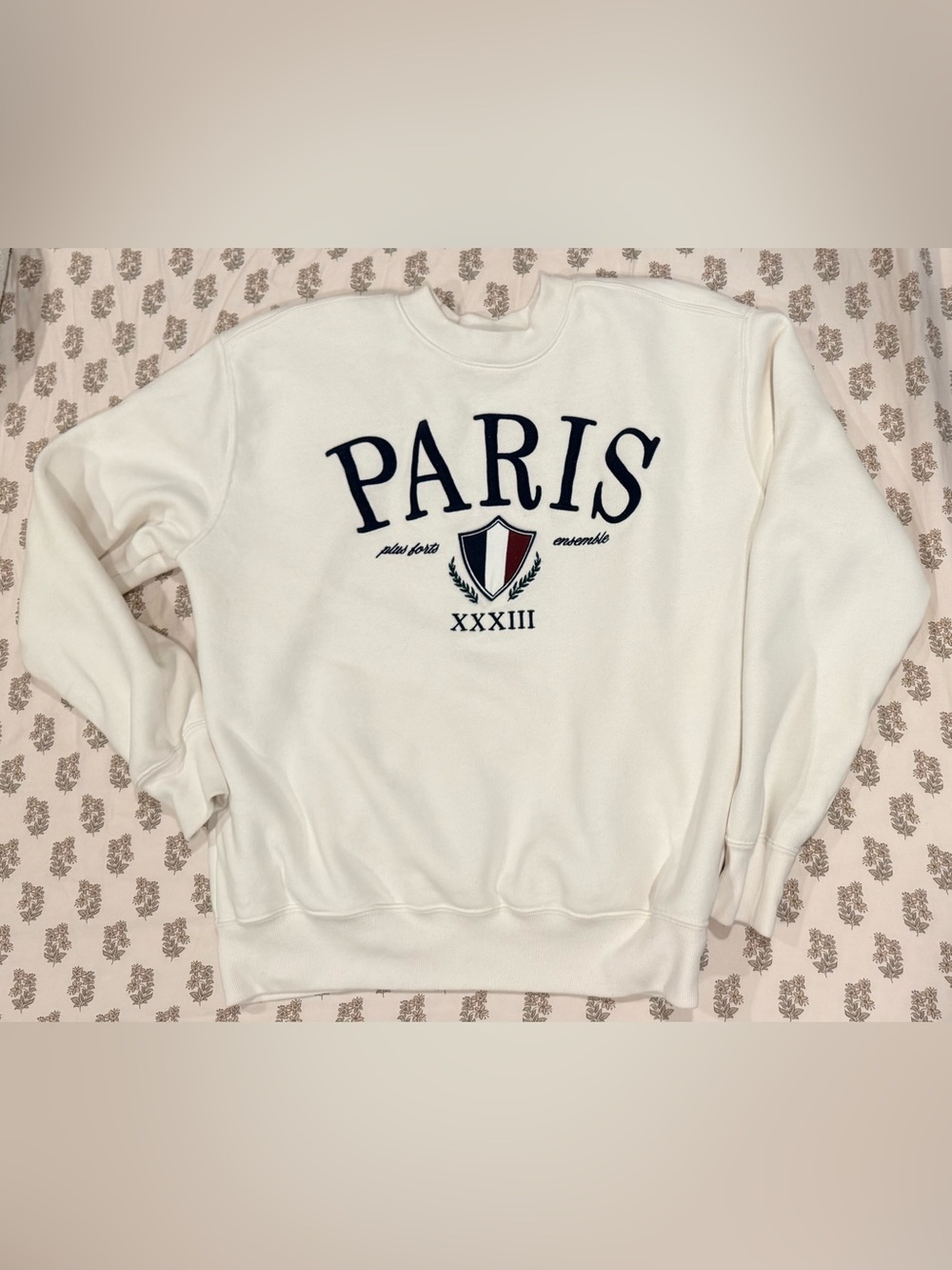 Hollister Paris Graphic Sweatshirt Relaxed Fit Cream White Pullover Medium